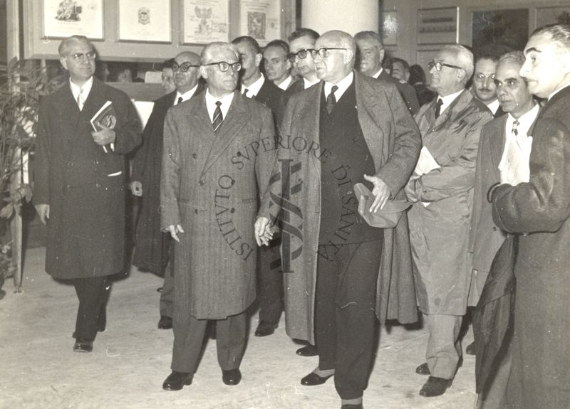 Foto di gruppo ai dirigenti che partecipano all'inaugurazione della Mostra Internazionale della Sanità alla presenza del Presidente della Repubblica Giovanni Gronchi