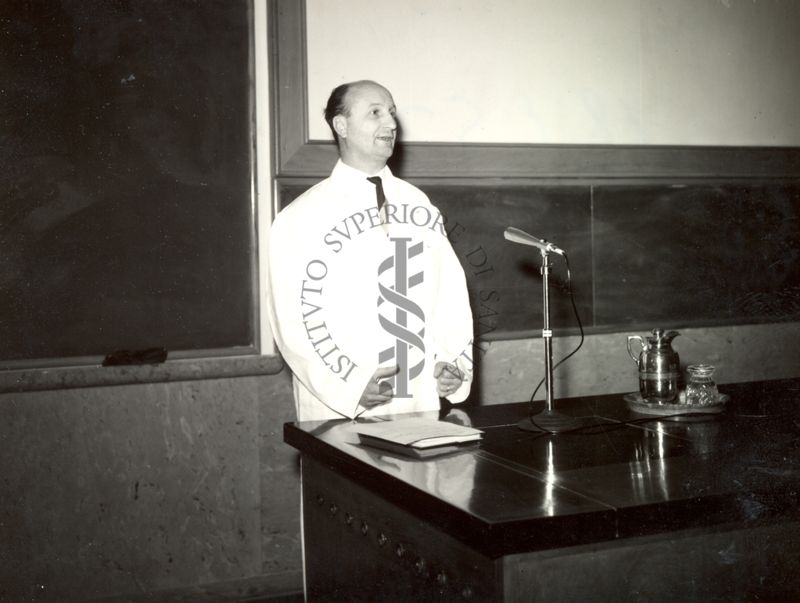 Il Prof. Gianluigi Gatti davanti all'uditorio della Conferenza del per l'aggiornamento professionale dei medici dell'E.N.P.A.S.