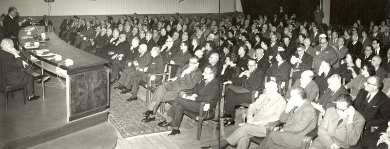 Centenario della Legge Cannizzaro sugli atomi: aula magna dell'ISS, riconoscibili nelle file centrali: il Prof. Daniel Bovet; la Prof.ssa Anne Beloff Chain; la Prof.ssa Daria Bocciarelli