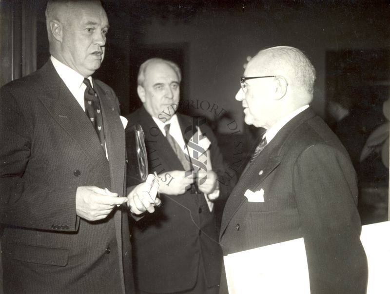 Centenario della Legge Cannizzaro sugli atomi: gruppo con a sinistra il Prof. Alexander Robertus Todd (premio Nobel per la Chimica) e a destra il Prof. Domenico Marotta, Direttore dell'ISS