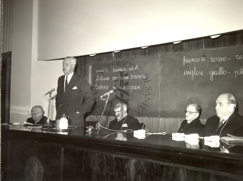 Centenario della Legge Cannizzaro sugli atomi: aula magna dell'ISS, oratore: il Prof. Alexander Robertus Todd; seduto centralmente il Prof. Domenico Marotta