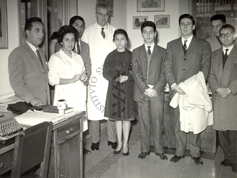 Gruppo di studenti provenienti dal Guatemala visitano l'Istituto Superiore di Sanità in presenza del Prof. Giovanni Battista Marini Bettolo Marconi ed una sua collaboratrice