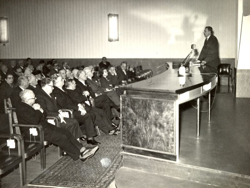 Conferenza il aula magna dell'Istituto Superiore di Sanità del Prof. Felix Trombe, direttore del laboratorio di Energia Solare di Mont-Louis in Francia