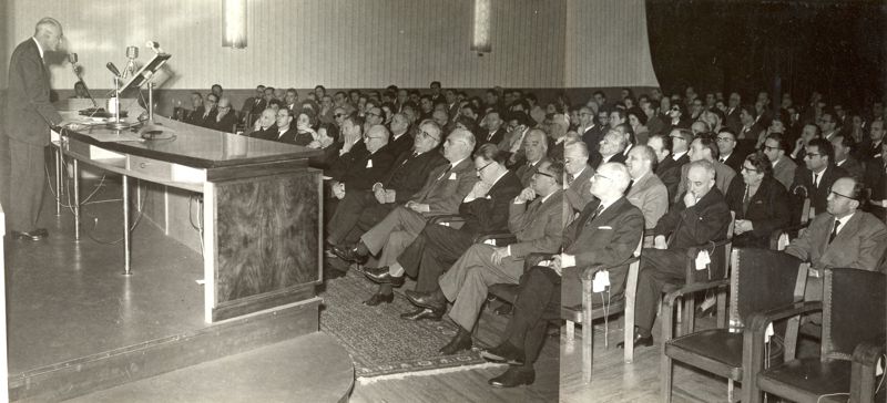 Conferenza del premio Nobel per la Chimica (1956) Sir Cyril Norman Hinshelwood nell'aula magna dell'Istituto Superiore di Sanità