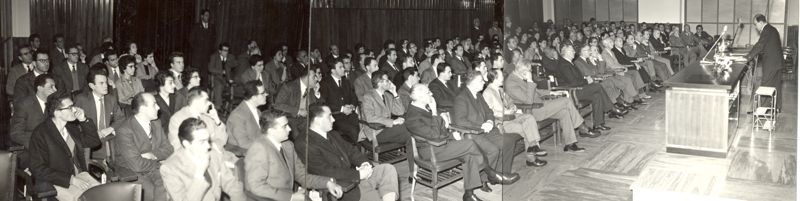 Conferenza del Prof. Max Ferdinand Perutz in Aula Bovet dell'Istituto Superiore di Sanità, riconoscibili in prima fila: il Prof. Giordano Giacomello ed il Prof. Giovanni Battista Marini Bettolo