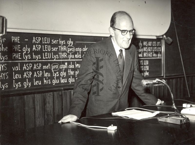 Conferenza del Prof. Max Ferdinand Perutz in Aula Bovet dell'Istituto Superiore di Sanità