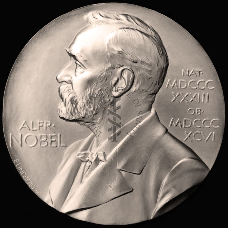 Lato A della medaglia d'oro con impresso Alfred Nobel