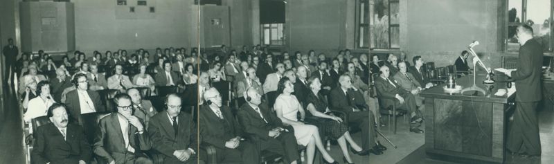 Nella foto i partecipanti alla Conferenza tenuta in Aula Magna e in prima fila da sinistra il Prof. Ernst Boris Chain