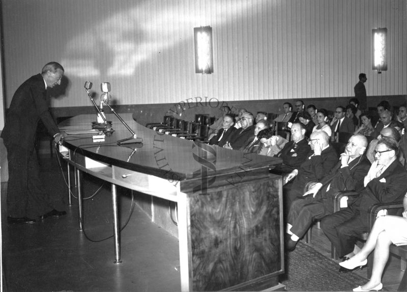 Conferenza di Sir Harold Percival Himsworth nell'aula magna dell'Istituto Superiore di Sanità, tra i presenti sono riconoscibili in prima fila: il Prof. Giordano Giacomello, il Prof. Erns Boris Chain ed il Prof. Domenico Marotta