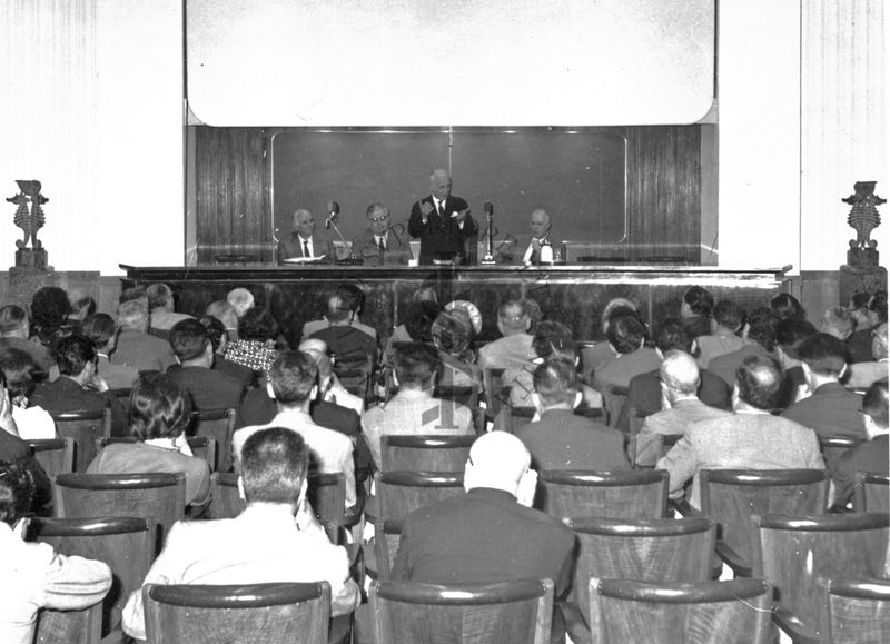 Convegno dell'Associazione Nazionale Medici dei Laboratori Provinciali d'Igiene, presenziato  dal Ministro della Sanità l'On. Angelo Raffaele Jervolino (in piedi); alla sua destra (seduto) il Prof. Giordano Giacomello