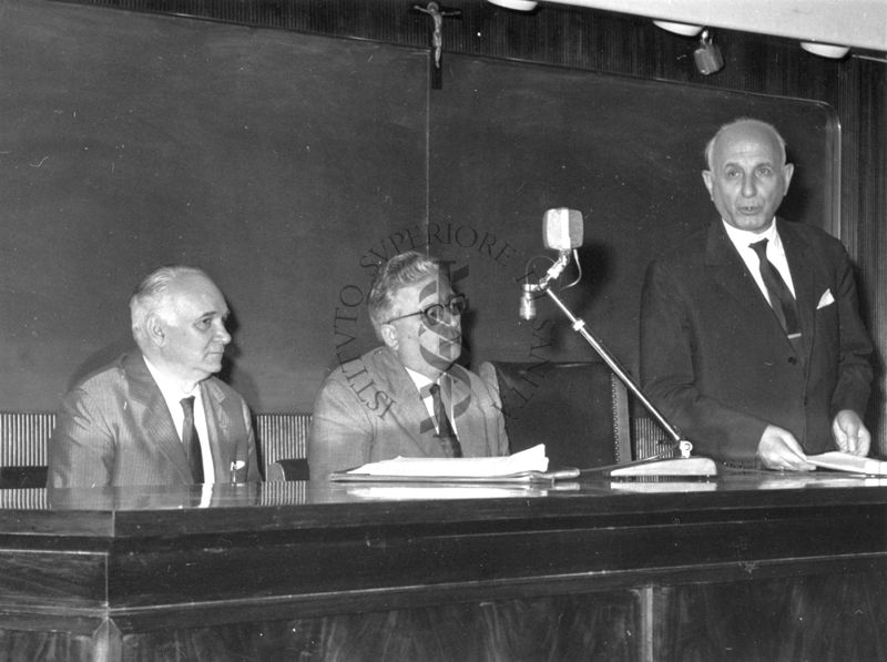 Convegno dell'Associazione Nazionale Medici dei Laboratori Provinciali d'Igiene, presenziato  dal Ministro della Sanità l'On. Angelo Raffaele (primo a destra), al suo fianco il Prof. Giordano Giacomello