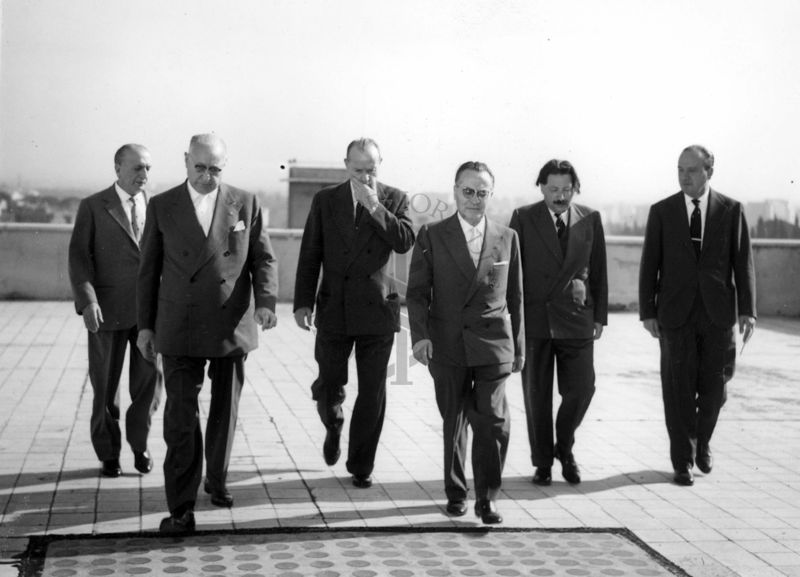 Foto scattata sul terrazzo dell'Istituto Superiore di Sanità, sono presenti, il Prof. Domenico Marotta,  il Prof. Ernst Boris Chain e il Ministro della Sanità Vincenzo Monaldi ed altri