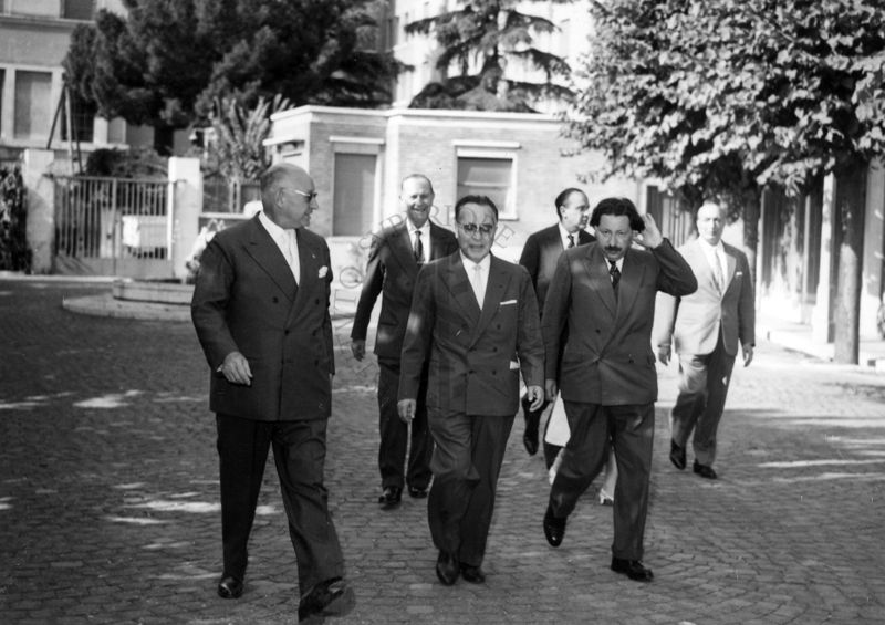 Foto scattata in uno dei viali dell'Istituto Superiore di Sanità, sono presenti da sinistra, il Prof. Domenico Marotta, il Ministro della Sanità Vincenzo Monaldi e il Prof. Ernst Boris Chain ed altri