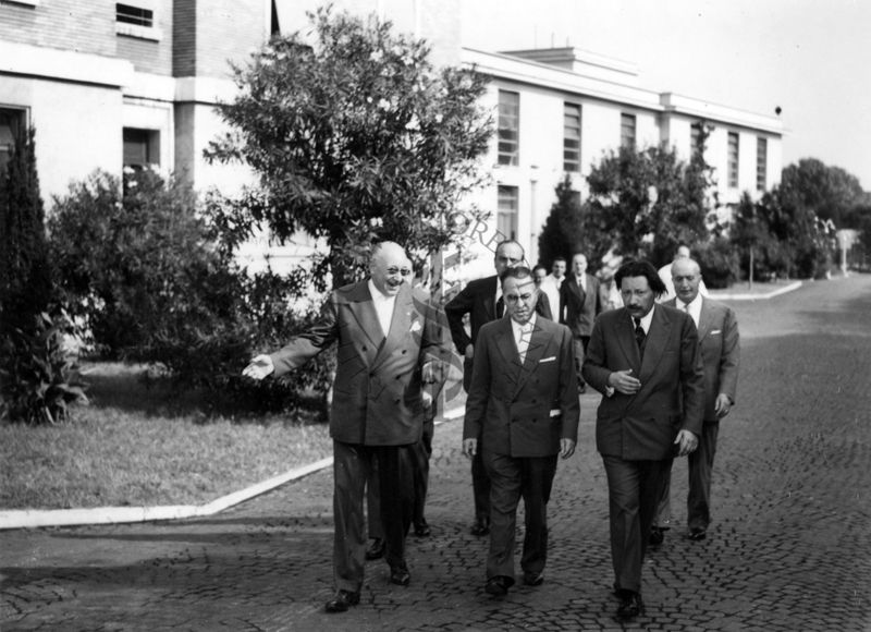 Foto scattata all'interno dell'Istituto Superiore di Sanità, sono presenti da sinistra, il Prof. Domenico Marotta, il Ministro della Sanità Vincenzo Monaldi e il Prof. Ernst Boris Chain ed altri