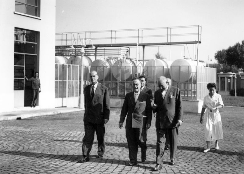 Foto scattata all'interno dell'Istituto Superiore di Sanità, sono presenti , il Prof. Domenico Marotta, il Ministro della Sanità Vincenzo Monaldi ed altri