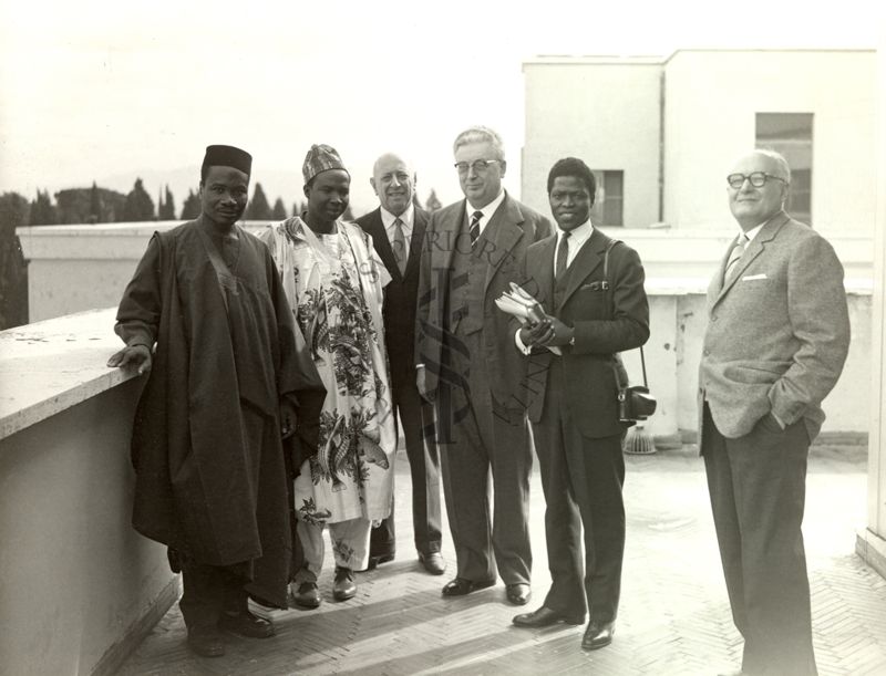 Ministro della Sanità della Nigeria, Dr. Moses Adekoyejo Majekodunmi (primo a sinistra) ed il Prof. Giordano Giacomello (terzo da destra) osservano il panorama dal terrazzo adiacente il Giardino d'Inverno