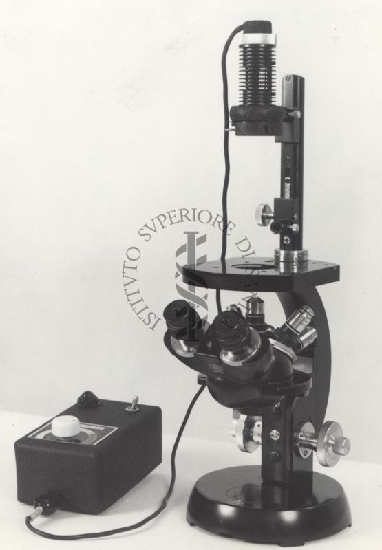 Microscopio Zeiss con sistema ottico sotto il campo di osservazione