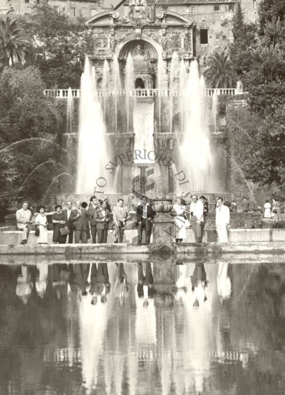 Foto di gruppo presso Villa d'Este di Tivoli in occasione delle Conferenze sulla spettroscopia molecolare ospitate dall'Istituto Superiore di Sanità tra il 15 e il 17 settembre 1959