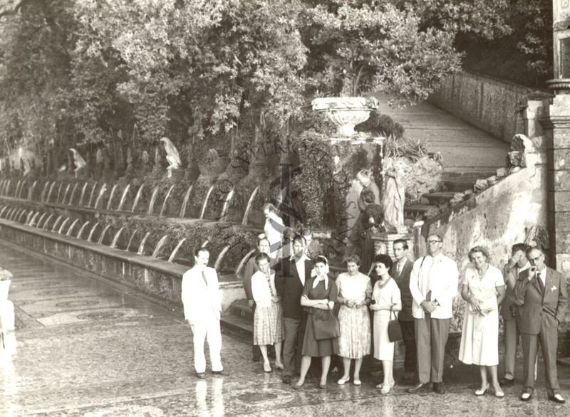 Foto di gruppo presso Villa d'Este di Tivoli in occasione delle Conferenze sulla spettroscopia molecolare ospitate dall'Istituto Superiore di Sanità tra il 15 e il 17 settembre 1959