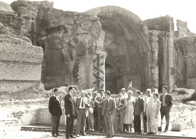 Foto di gruppo presso Villa Adriana di Tivoli in occasione delle Conferenze sulla spettroscopia molecolare ospitate dall'Istituto Superiore di Sanità tra il 15 e il 17 settembre 1959