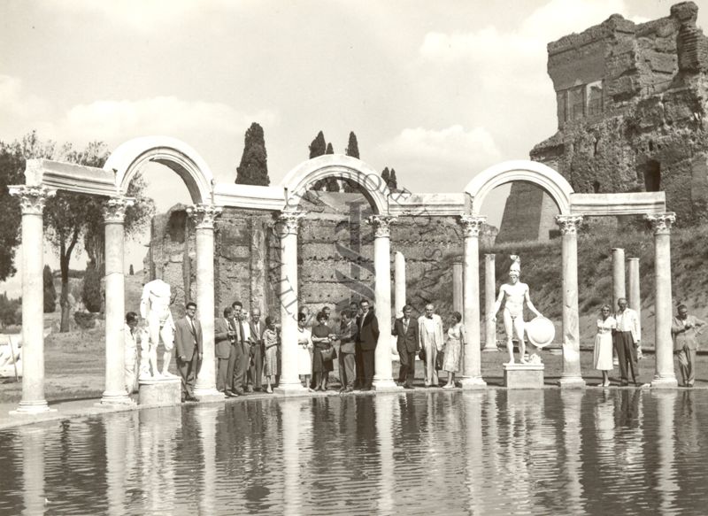 Foto di gruppo presso Villa Adriana di Tivoli in occasione delle Conferenze sulla spettroscopia molecolare ospitate dall'Istituto Superiore di Sanità tra il 15 e il 17 settembre 1959