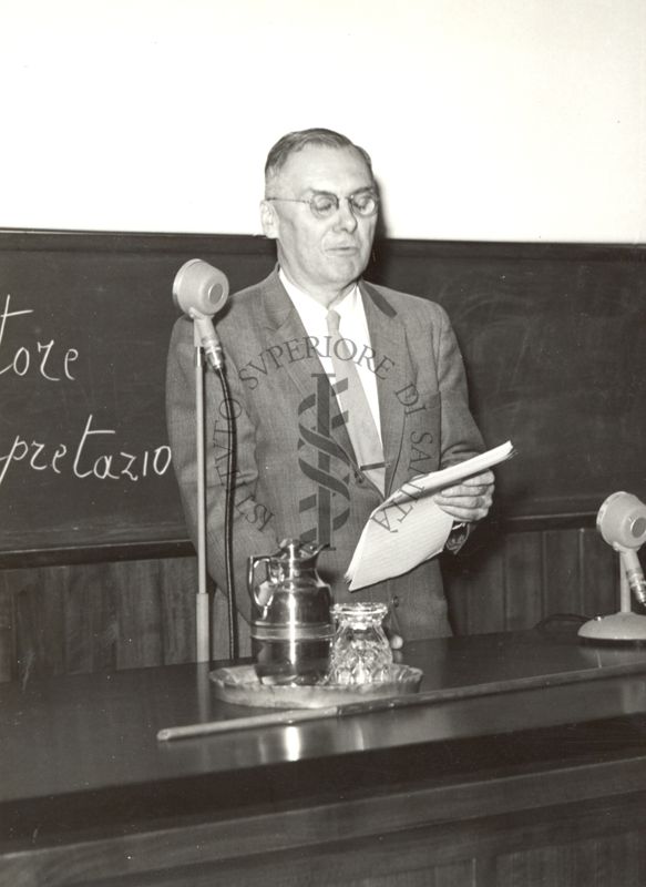 Il Prof. Hugh Dryden dietro alla cattedra dei relatori, in occasione della conferenza tenuta all'Istituto Superiore della Sanità