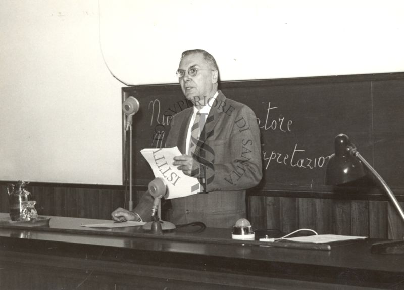 Il Prof. Hugh Dryden dietro alla cattedra dei relatori, in occasione della conferenza tenuta all'Istituto Superiore della Sanità