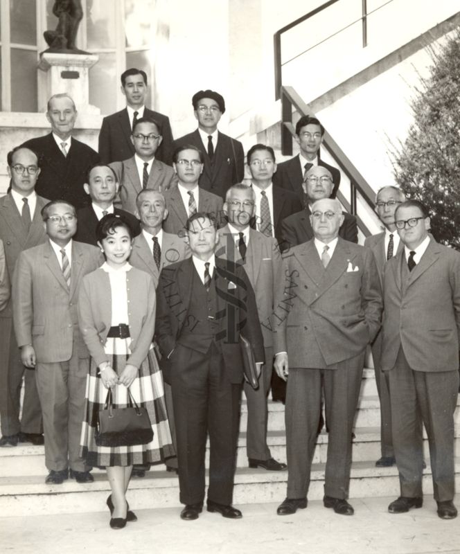 Foto di gruppo degli studiosi giapponesi in visita all'Istituto Superiore di Sanità, ripresi dall'alto su un terrazzo, insieme al Dott. Massimo Pantaleoni (al centro in seconda fila)