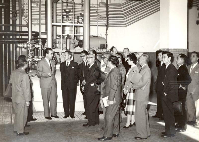 Gli studiosi giapponesi in visita all'Istituto all'interno di uno degli impianti insieme al Dott. Massimo Pantaleoni (in fondo al centro) e a personale delI'Istituto