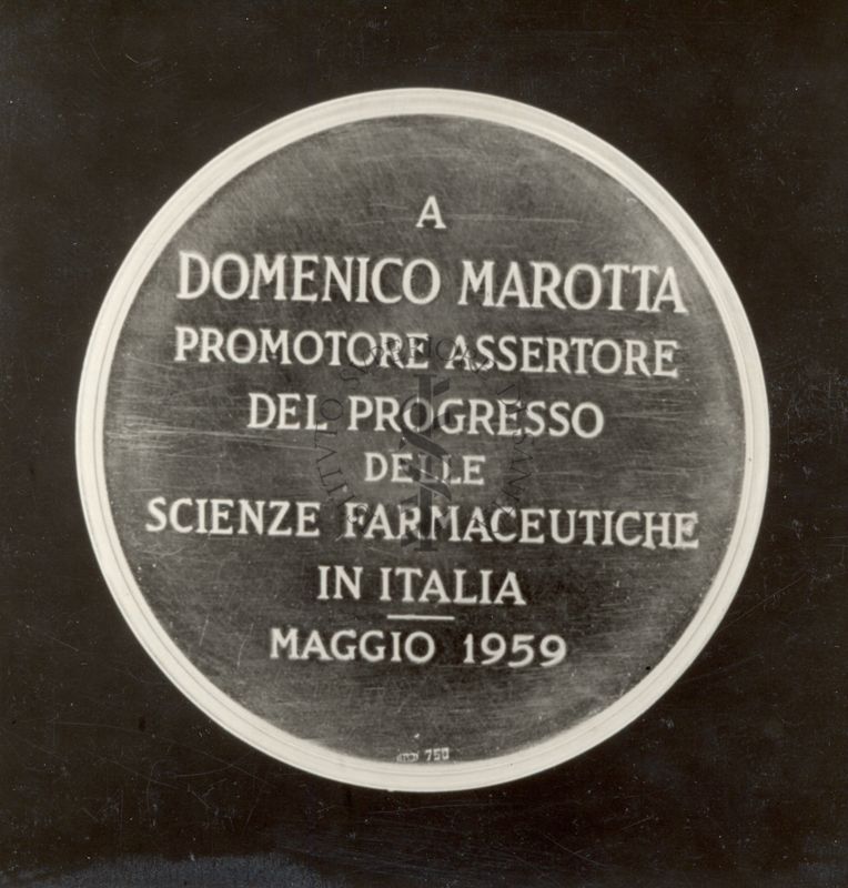 Riproduzione di un lato della medaglia offerta al Prof. Marotta dalla Società Italiana di Scienze Farmaceutiche con la seguente incisione "A Domenico Marotta promotore assertore del progresso delle scienze farmaceutiche in Italia maggio 1959