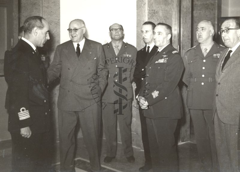 L'Amm. Gei Martini (quarto da sinistra, in uniforme scura, in seconda file) insieme al resto della delegazione del Centro studi del Ministero della Difesa, e al Prof. Domenico Marotta, secondo da sinistra.
