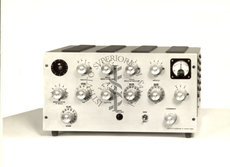 Vista frontale di uno stimolatore elettronico