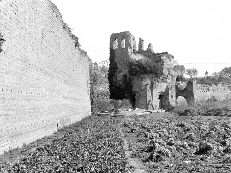 Vista del muro del Circo Massenzio con ruderi