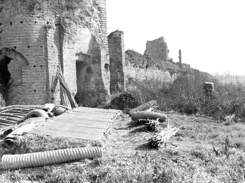 Vista di una parte del Circo Massenzio e delle entrate nei resti di una torre