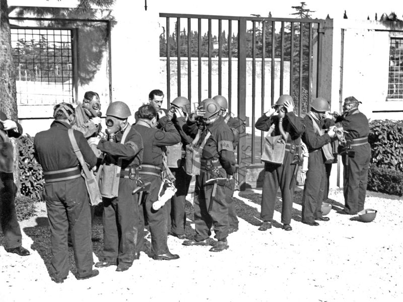 Nella foto si vede la squadra pompieristica dell'Istituto di Sanità Pubblica in preparazione per l' esercitazione