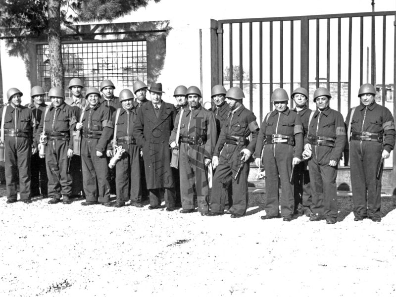 Foto di gruppo della squadra pompieristica dell'Istituto di Sanità Pubblica