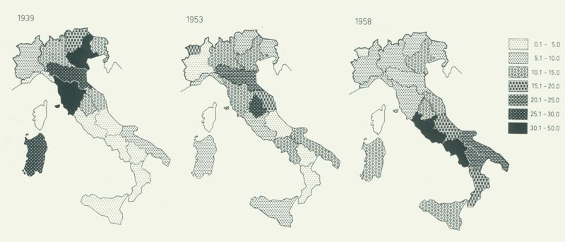 Tre immagini dell'Italia affiancate, su ognuna delle quali è scritto rispettivamente, da sinistra a destra: 1939, 1953, 1958. In ognuna le regioni sono caratterizzate in modo diverso. Sulla destra della foto una leggenda