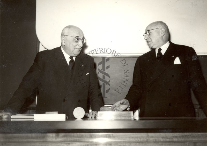 Conferenza del Dr. Renè Fabre (sinistra) con il Prof. Domenico Marotta (destra) in Istituto Superiore di Sanità