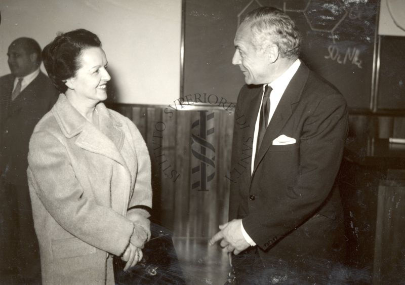 Il Dr. Rudolf Morf (a destra) conversa con la Dr.ssa Filomena Nitti nella ex aula magna (ora aula Daniel Bovet) dell'ISS