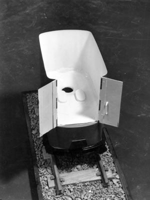 Modello di latrina trasportabile per minatori presentato dall'Istituto di Sanità pubblica alla mostra sull'Anchilostomiasi