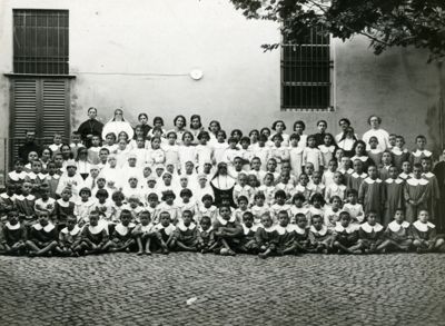 Gruppo di bambini malarici della Colonia Agricola Bartolomeo Gosio