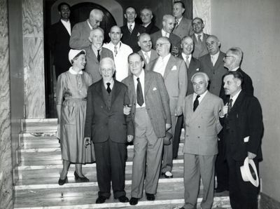 Foto di gruppo dei Senatori in visita all'Istituto Superiore di Sanità
