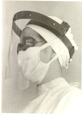 Maschera usata dal personale addetto alla fabbricazione della Penicillina a Toronto.
