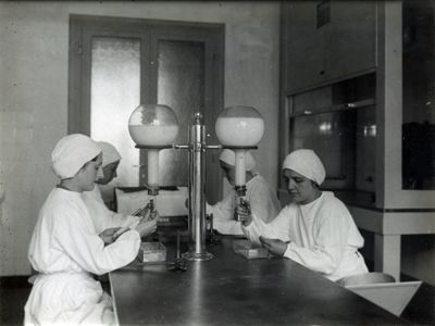 Diversi ambienti del laboratorio di Batteriologia dove si preparano sieri, vaccini e diversi ambienti dello stabulario.