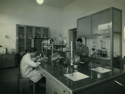 Diversi tipi di ambienti e di macchinari del laboratorio di Chimica Biologica dell'Istituto Superiore di Sanità
