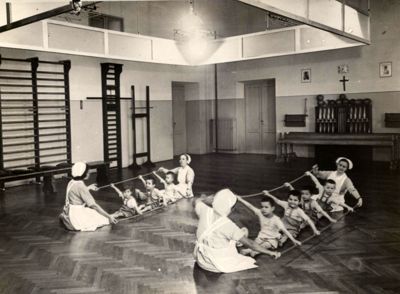 Bambini intenti a fare ginnastica nell'Istituto Ortopedico "Luigi Spolverini" di Ariccia