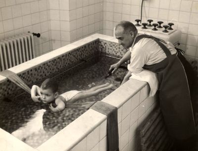 Istituto Ortopedico "Luigi Spolverini" di Ariccia - Applicazione di massaggio idro-pneumatico a getto d'acqua con temperatura e pressione variabile