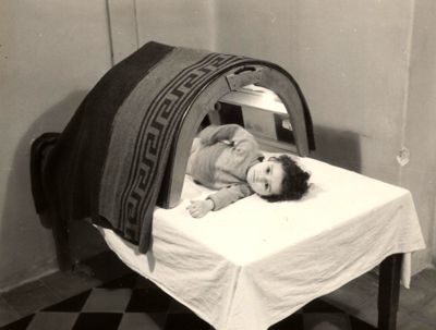 Istituto Ortopedico "Luigi Spolverini" di Ariccia - Applicazione di raggi infrarossi su un bambino disteso su un lettino