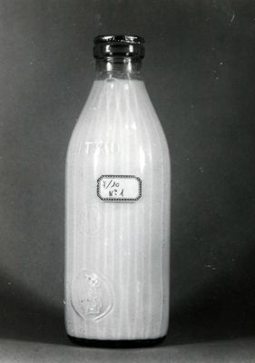 Bottiglia di latte prelevata presso una latteria e fotografata con particolare riguardo alla capsula di chiusura (bottiglia n. 1)