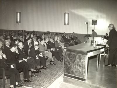 Conferenza del Prof. Albert Bruce Sabin dell'Università di Cincinnati. Medico e virologo polacco naturalizzato statunitense, famoso per aver sviluppato il più diffuso vaccino contro la poliomielite